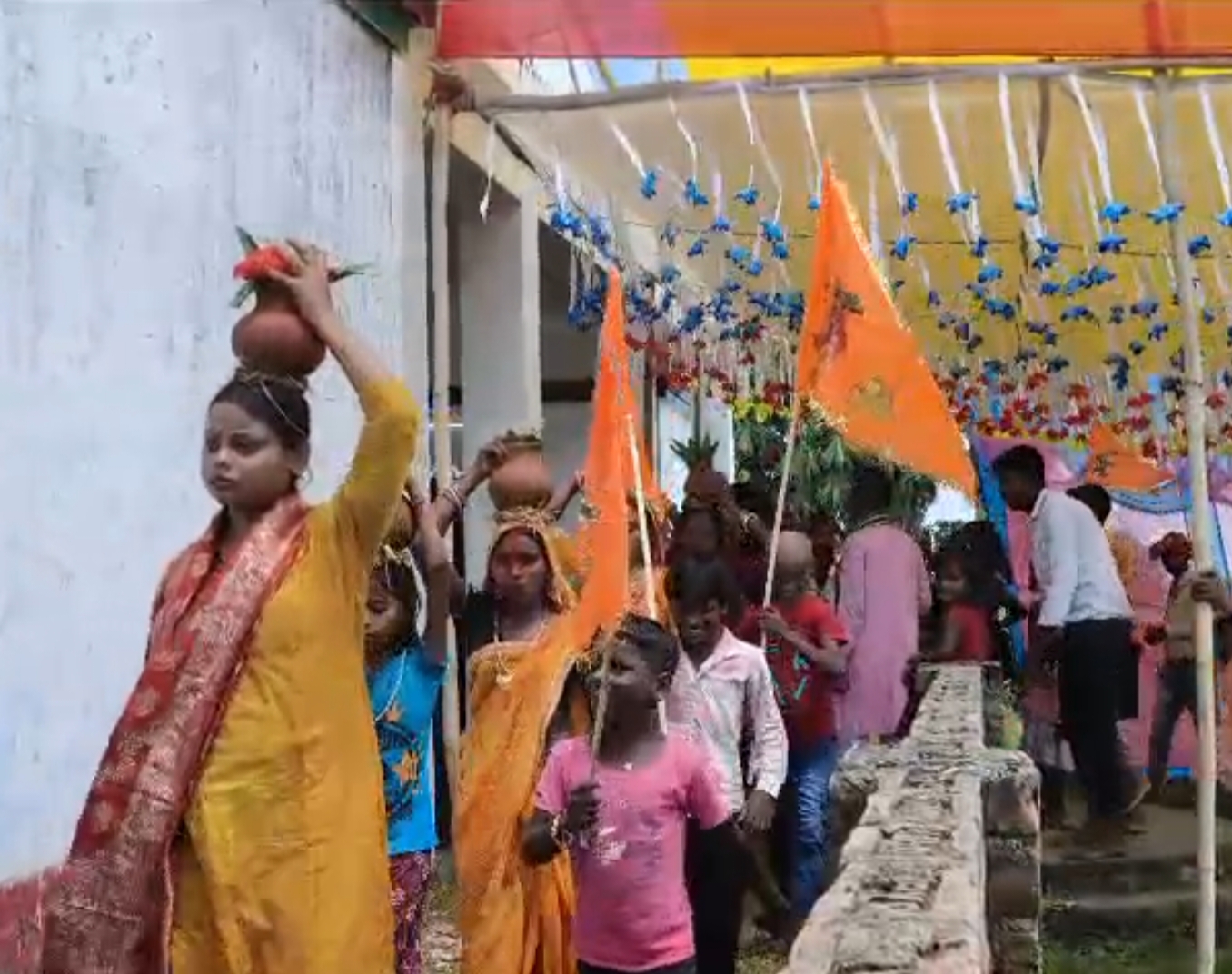 कलश शोभायात्रा में शामिल श्रद्धालु