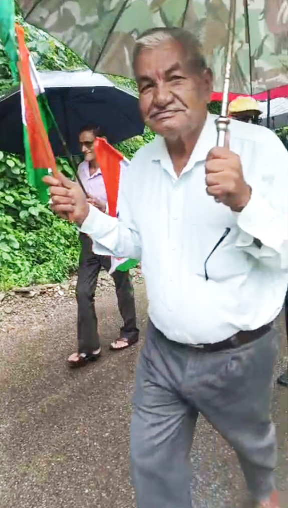 हृदयाघात होने से पहले तिरंगा यात्रा के दौरान हाथ में तिरंगा थामे हुए