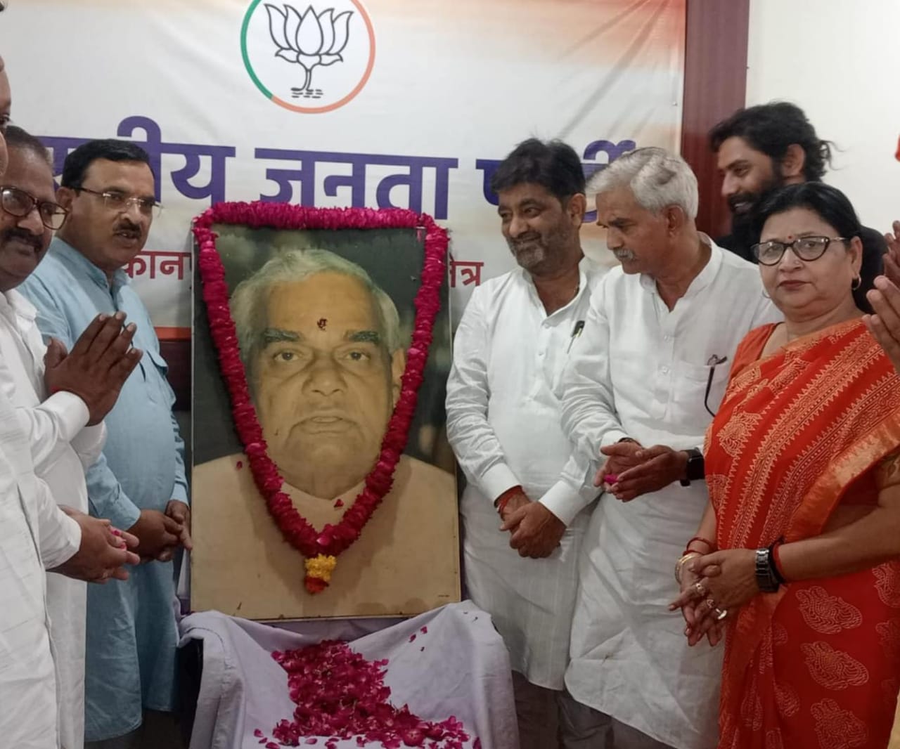कानपुर - बुंदेलखंड क्षेत्रीय मुख्यालय में अटल बिहारी को श्रद्धांजलि देते प्रकाश पाल व अन्य