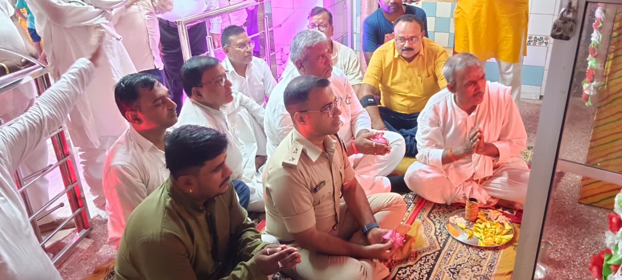 राधा-कृष्ण मंदिर पूजा अर्चना करते एसपी