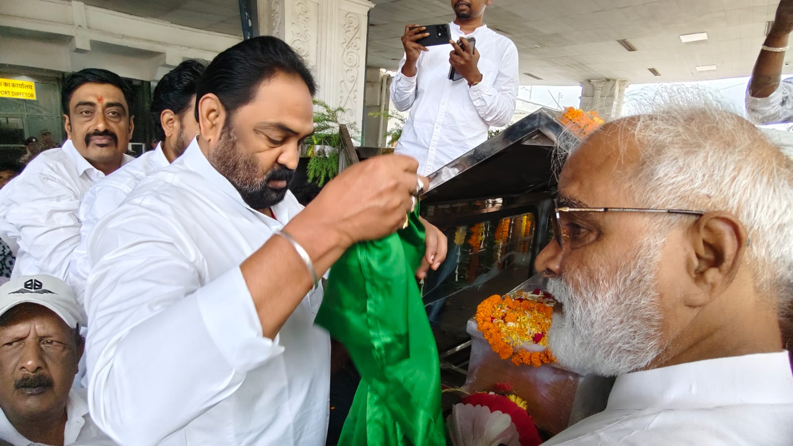 श्रद्धांजलि देते झामुमो के विनोद पांडेय समेत अन्य