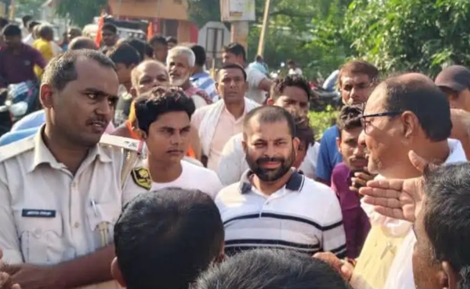 घटना के बाद आक्रोशितो को समझाते पूर्व विधायक