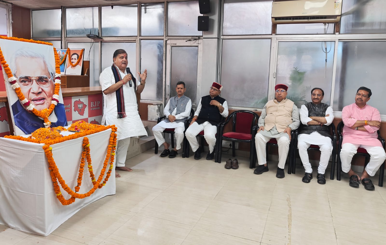 कार्यक्रम को संबोधित करते महेंद्र भट्ट।