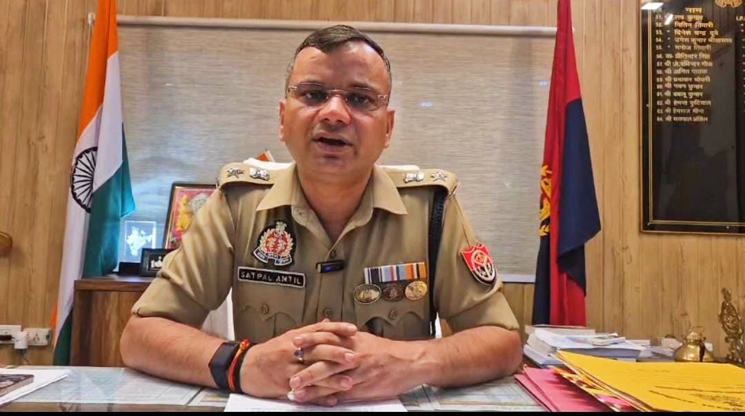ड्रोन को लेकर उड़ रही अफवाहों के बारे में वीडियो जारी कर जानकारी देते मुरादाबाद के वरिष्ठ पुलिस अधीक्षक सतपाल अंतिल एसएसपी