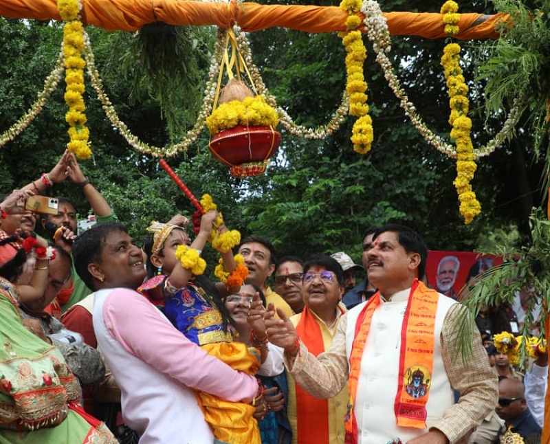 मटकी फोड़ कार्यक्रम में हुए शामिल