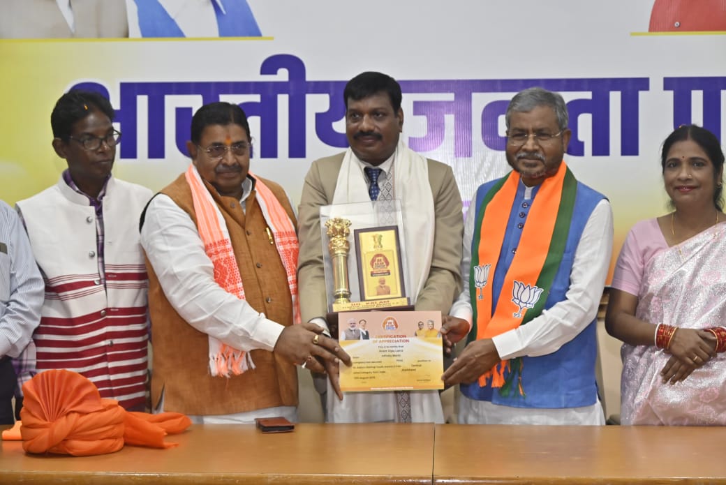 सम्मानित करते भाजपा प्रदेश अध्यक्ष सहित अन्य