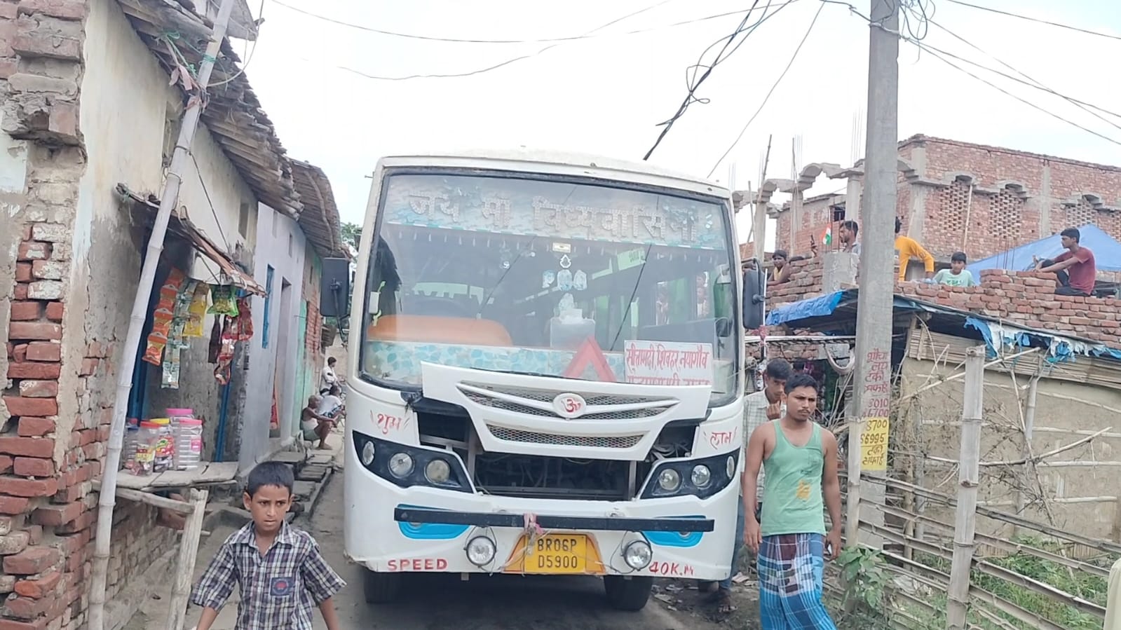 यात्री बस जिस पर गिरी बिजली की तार