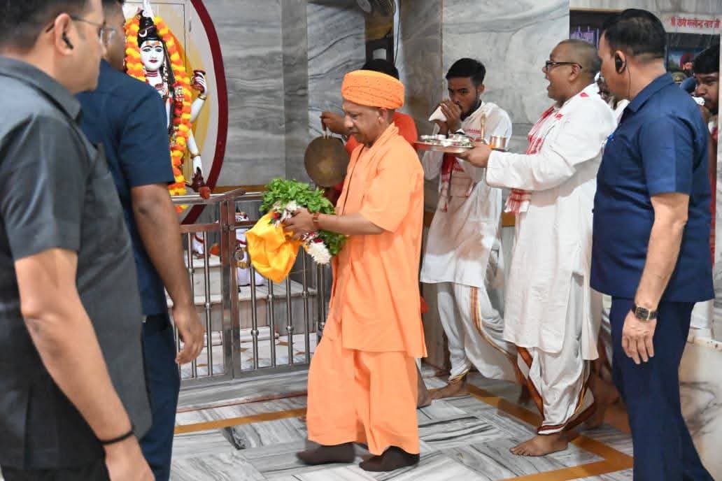 गोरखनाथ मंदिर के गर्भगृह में विधि विधान से की पूजा अर्चना, प्राकट्य के उपरांत प्रभु के लड्डू गोपाल स्वरूप को पालने में झुलाया*