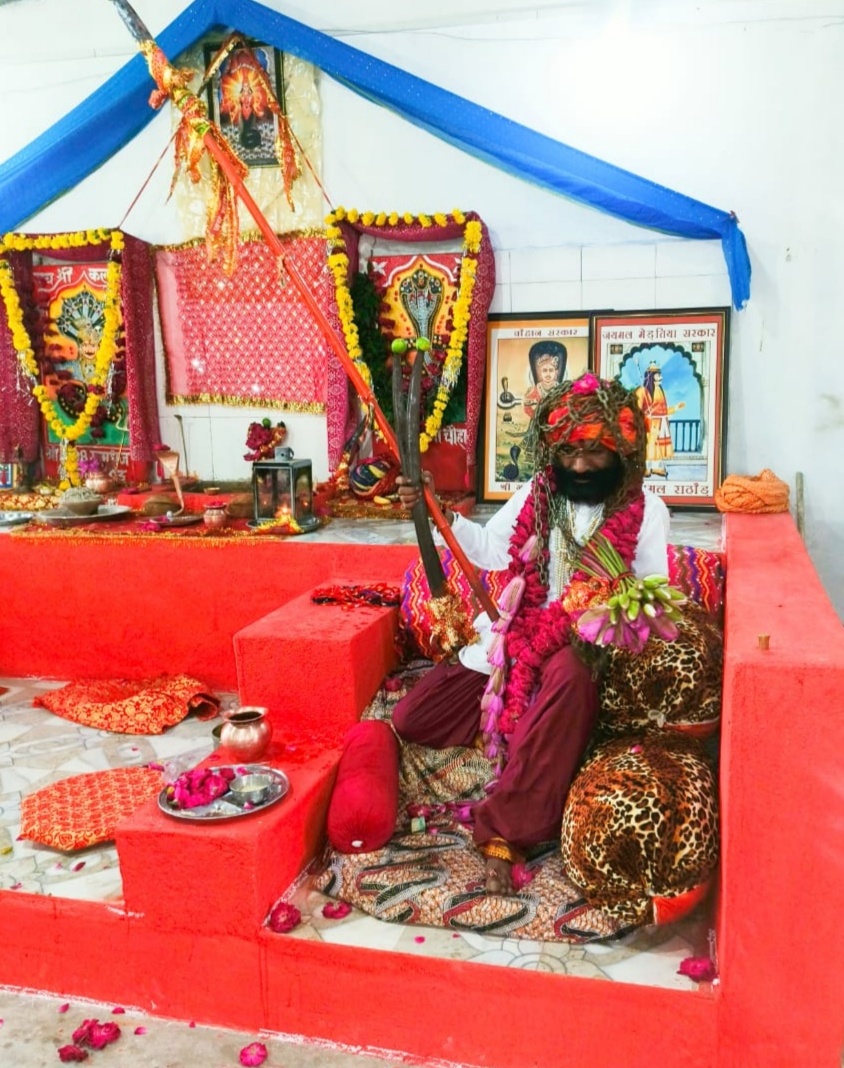 गादी पर विराजमान सेवक गादी पर विराजमान सेवक