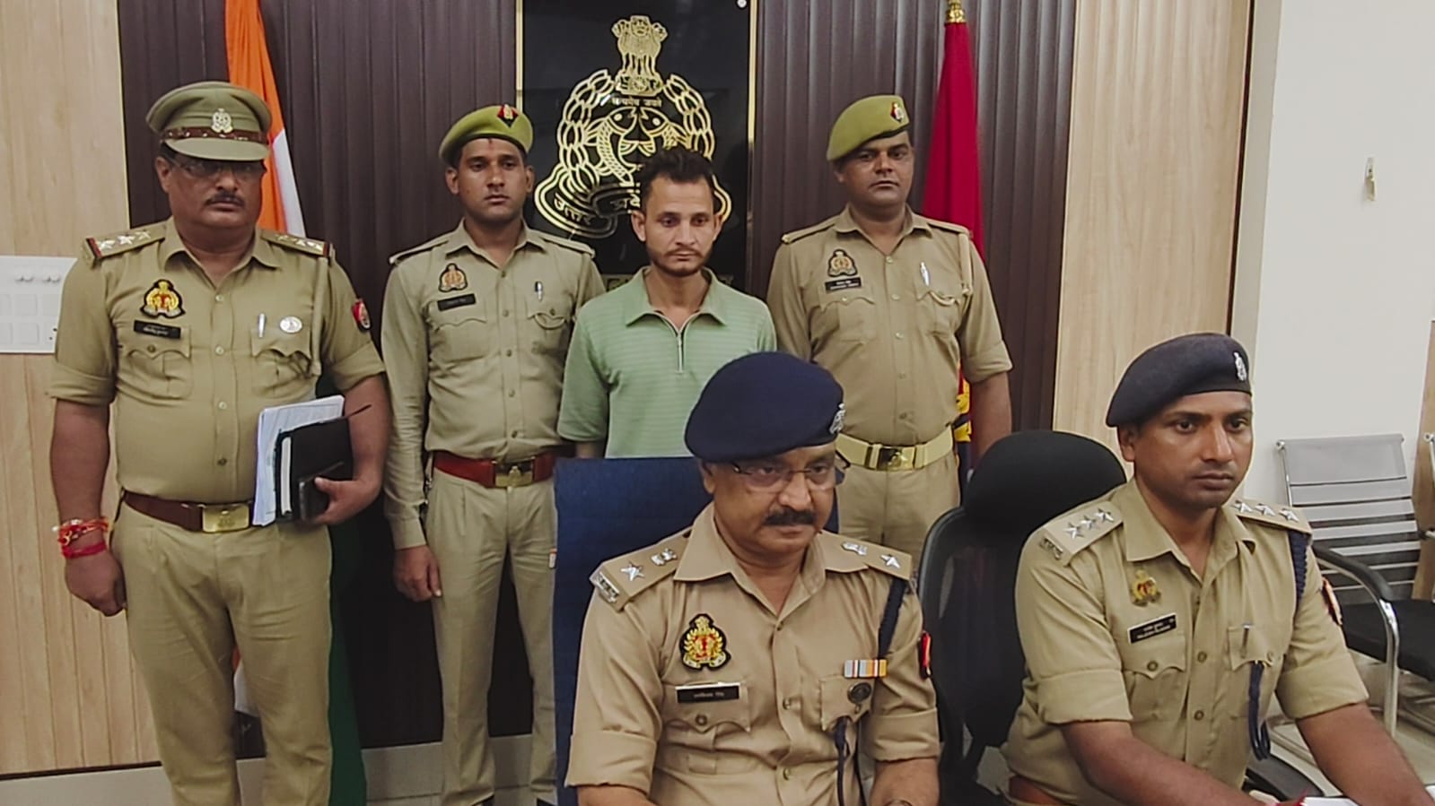 भाजपा बूथ अध्यक्ष रिंकू सिंह की हत्या का खुलासा करते एसपी सिटी व सीओ हाइवे और पुलिस गिरफ्त में आरोपित अरुण।