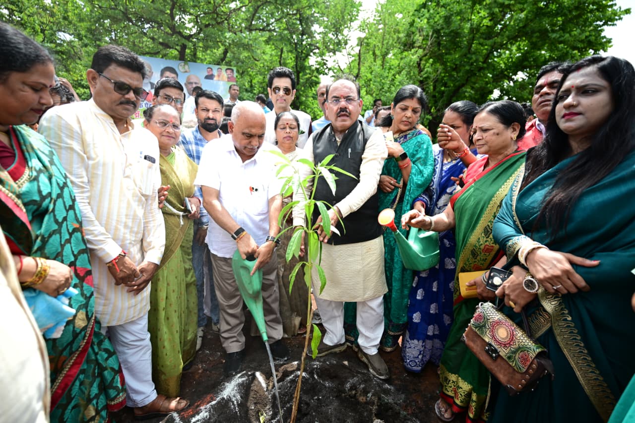 भाजपा प्रदेश अध्यक्ष ने ’एक बगिया मां के नाम’ अभियान के अंतर्गत किया पौधरोपण