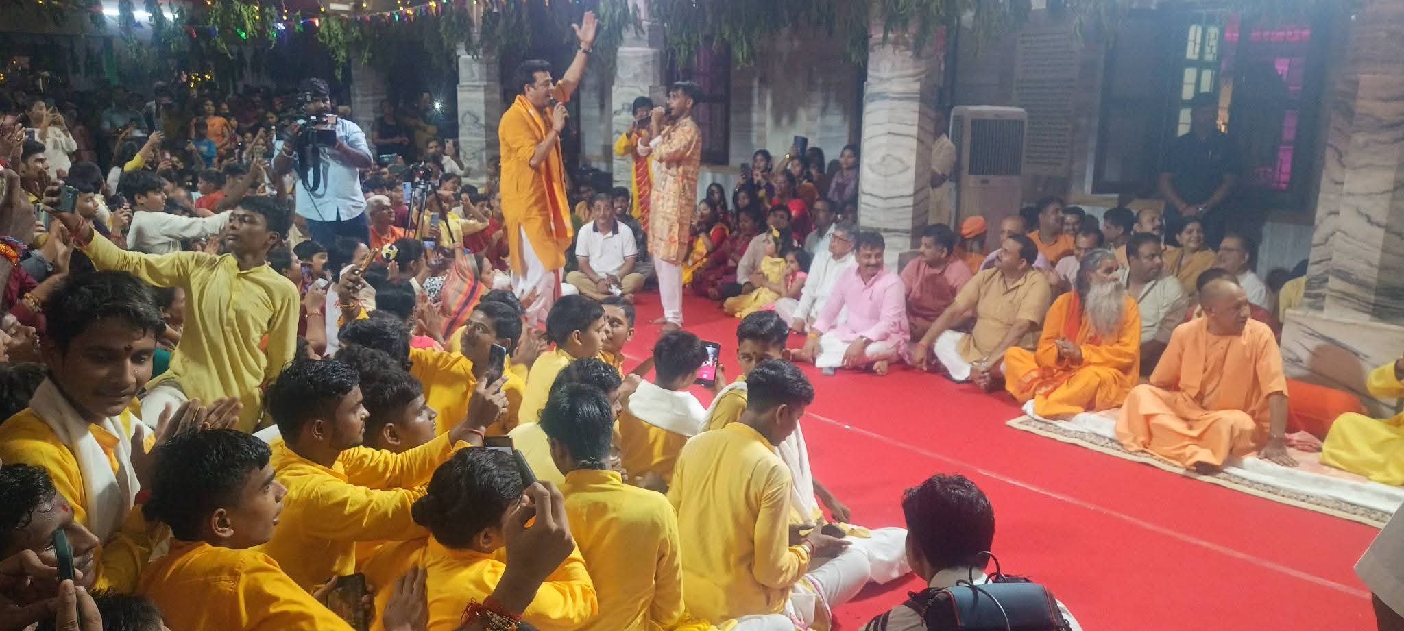 गोरखनाथ मंदिर के गर्भगृह में विधि विधान से की पूजा अर्चना, प्राकट्य के उपरांत प्रभु के लड्डू गोपाल स्वरूप को पालने में झुलाया*