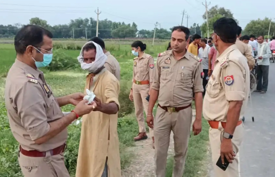 जांच करती पुलिस