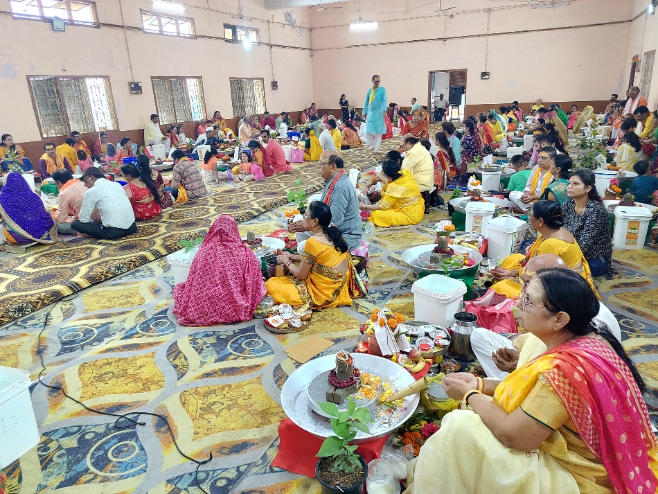 गुजराती समाज भवन में आयोजित कार्यक्रम में पार्थिव शिवलिंग की पूजा अर्चना करते सामाजिक जन।