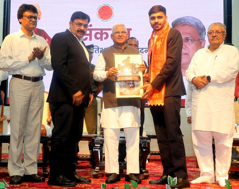 संकल्प संस्थान के चयनित सिविल सेवकों का सम्मान करते हुए राज्यपाल मंगूभाई पटेल