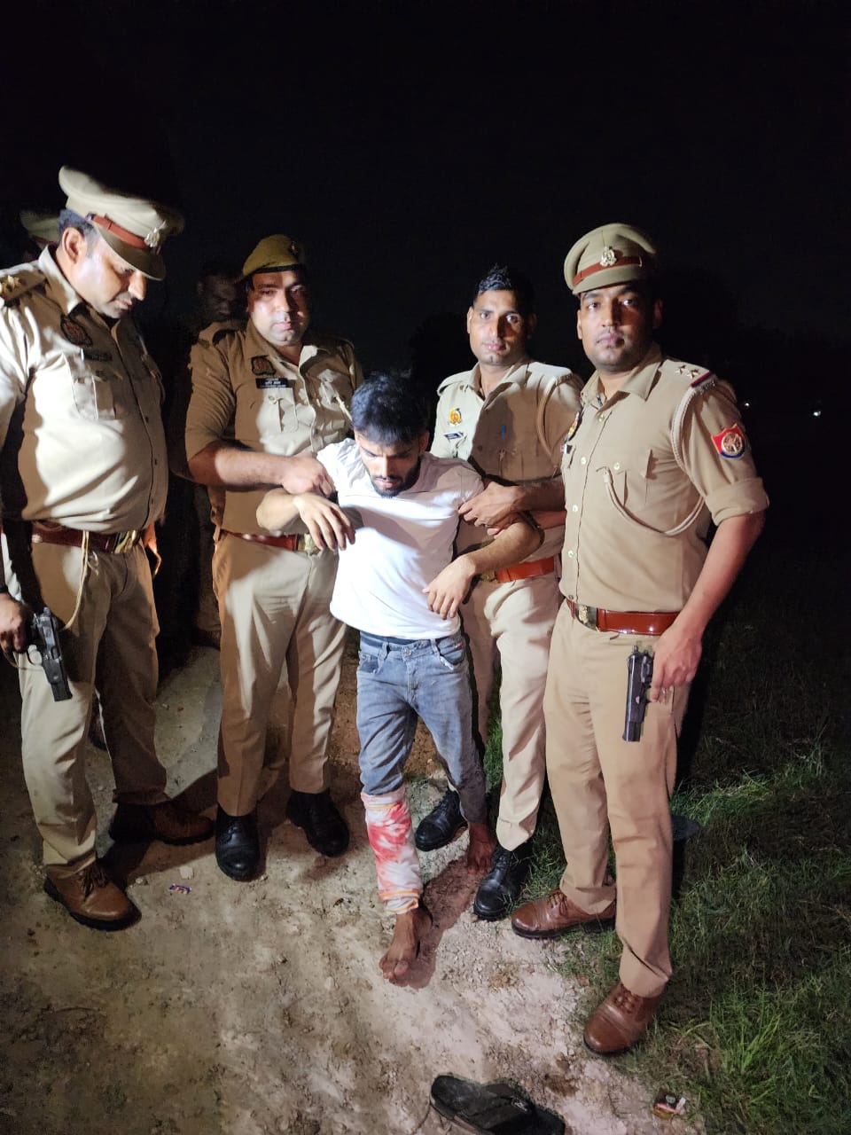 पुलिस गिरफ्त में घायल गोकश