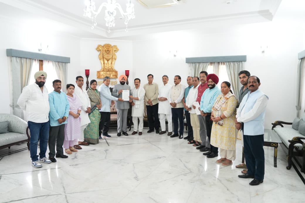 कांग्रेस प्रतिनिधि मंडल राज्यपाल को ज्ञापन सौंपते ।