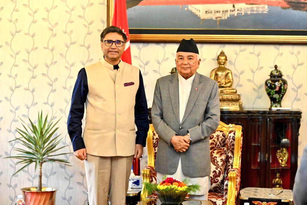 नेपाल के राष्ट्रपति रामचन्द्र पौडेल से मुलाकात करते भारतीय विदेश सचिव
