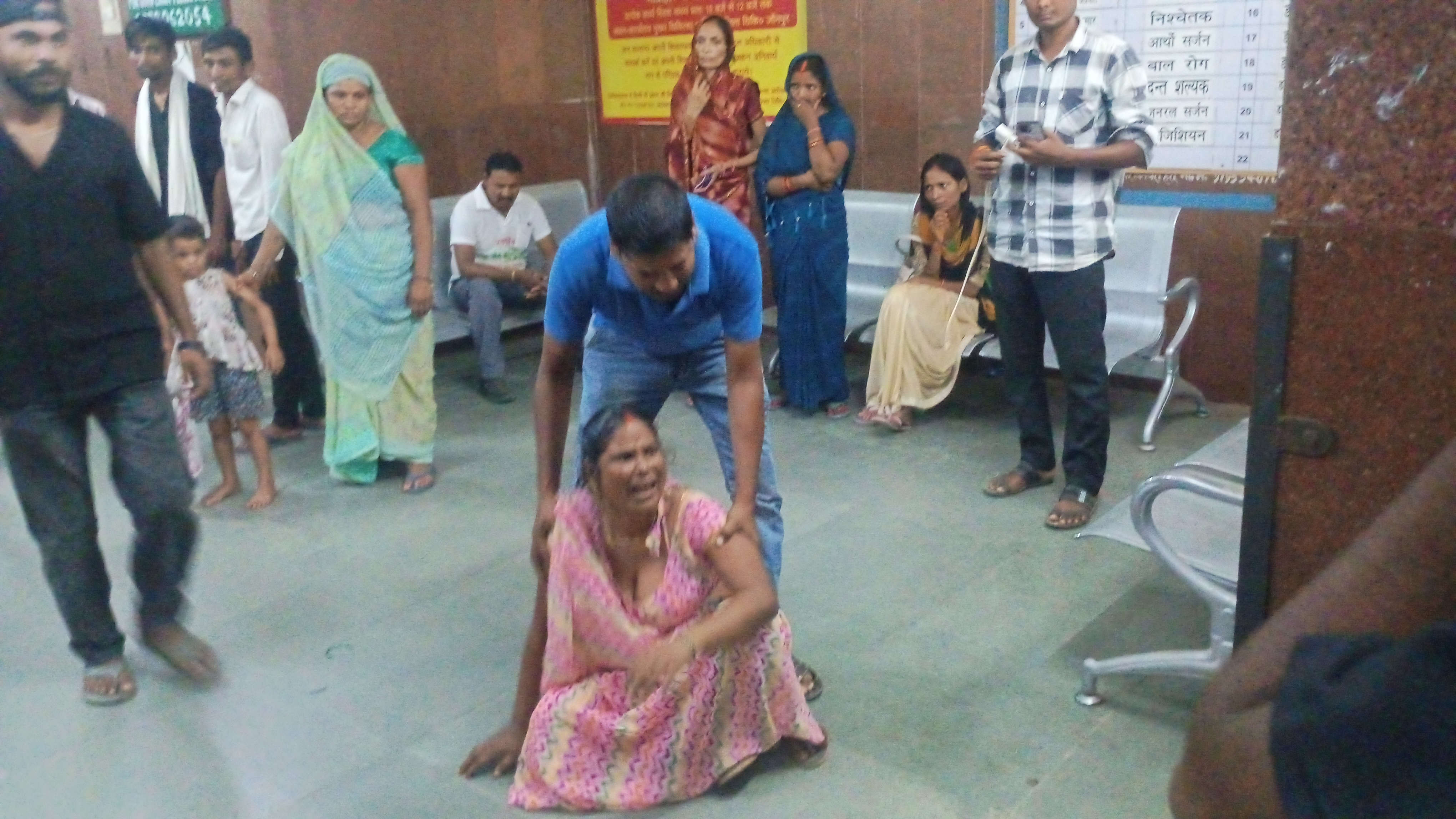 जिला अस्पताल मे पहुंचे परिजन रोते बिलखते