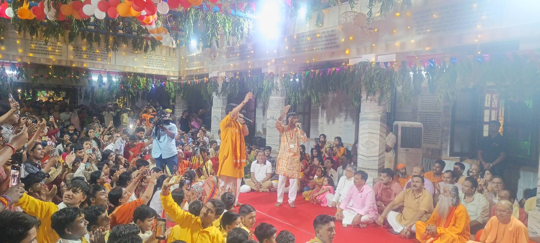 गोरखनाथ मंदिर के गर्भगृह में विधि विधान से की पूजा अर्चना, प्राकट्य के उपरांत प्रभु के लड्डू गोपाल स्वरूप को पालने में झुलाया*