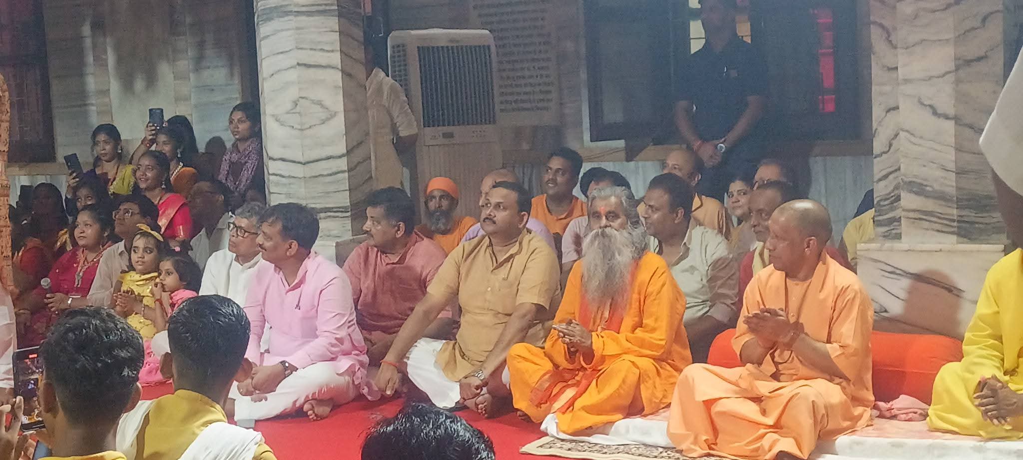 गोरखनाथ मंदिर के गर्भगृह में विधि विधान से की पूजा अर्चना, प्राकट्य के उपरांत प्रभु के लड्डू गोपाल स्वरूप को पालने में झुलाया*