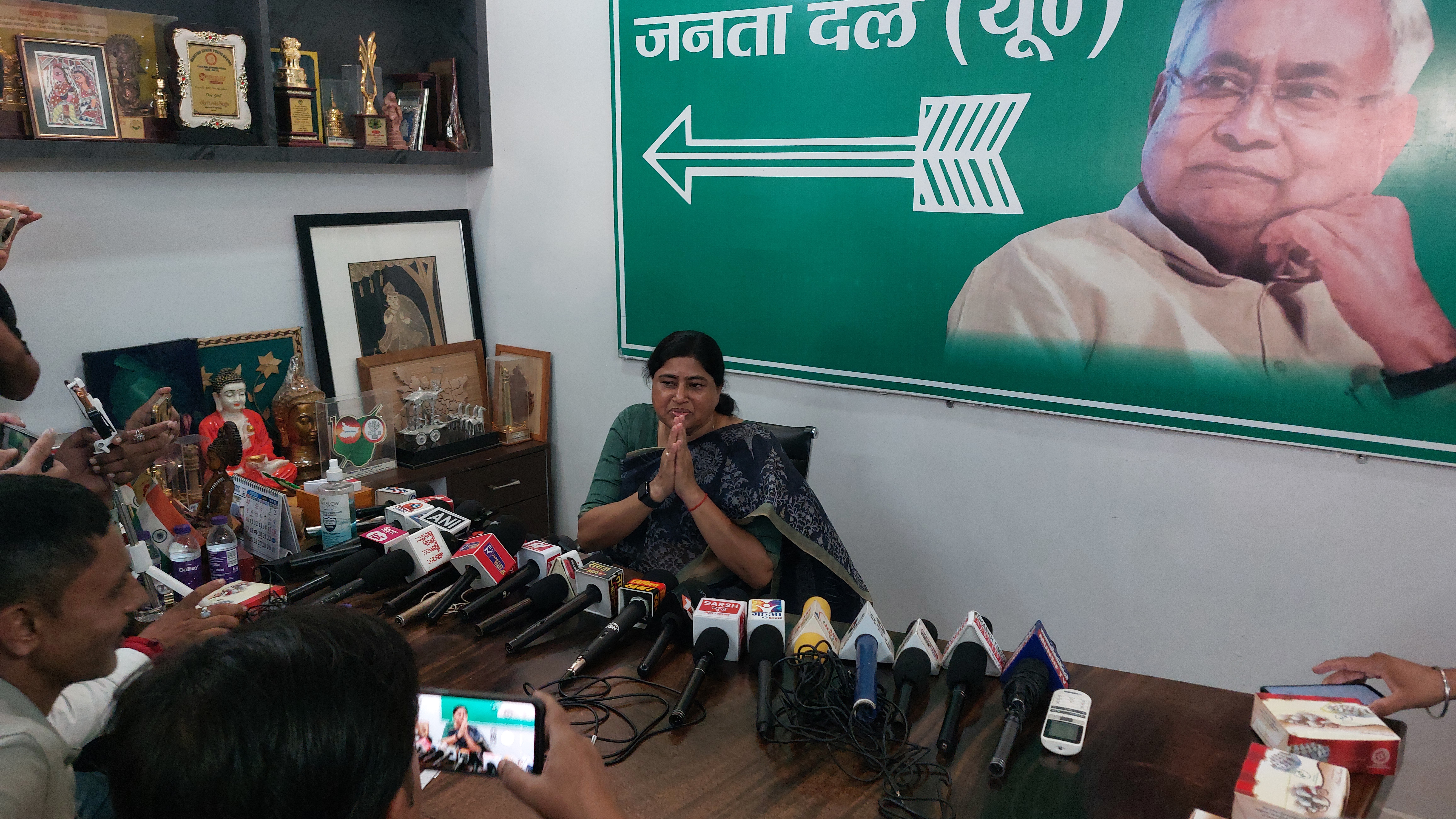 पेस वार्ता के दौरान मंत्री लेसी सिंह