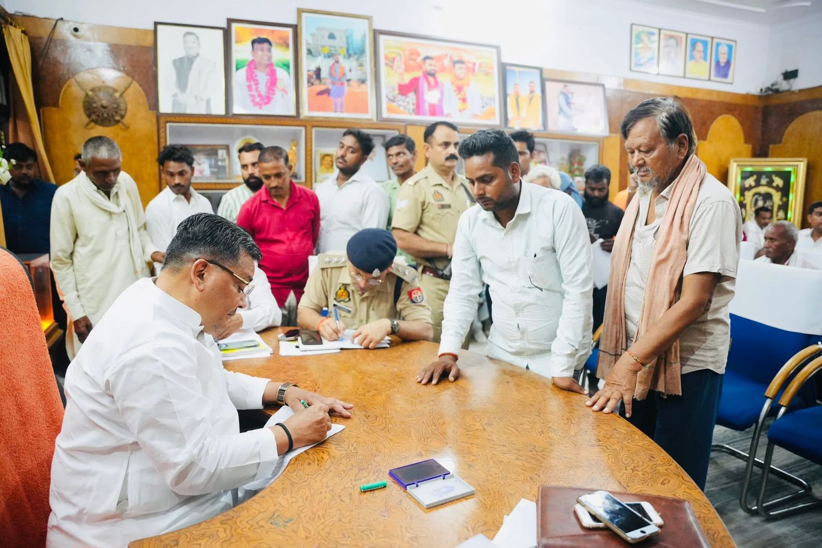 शिकायत सुनते पर्यटन मंत्री जयवीर सिंह