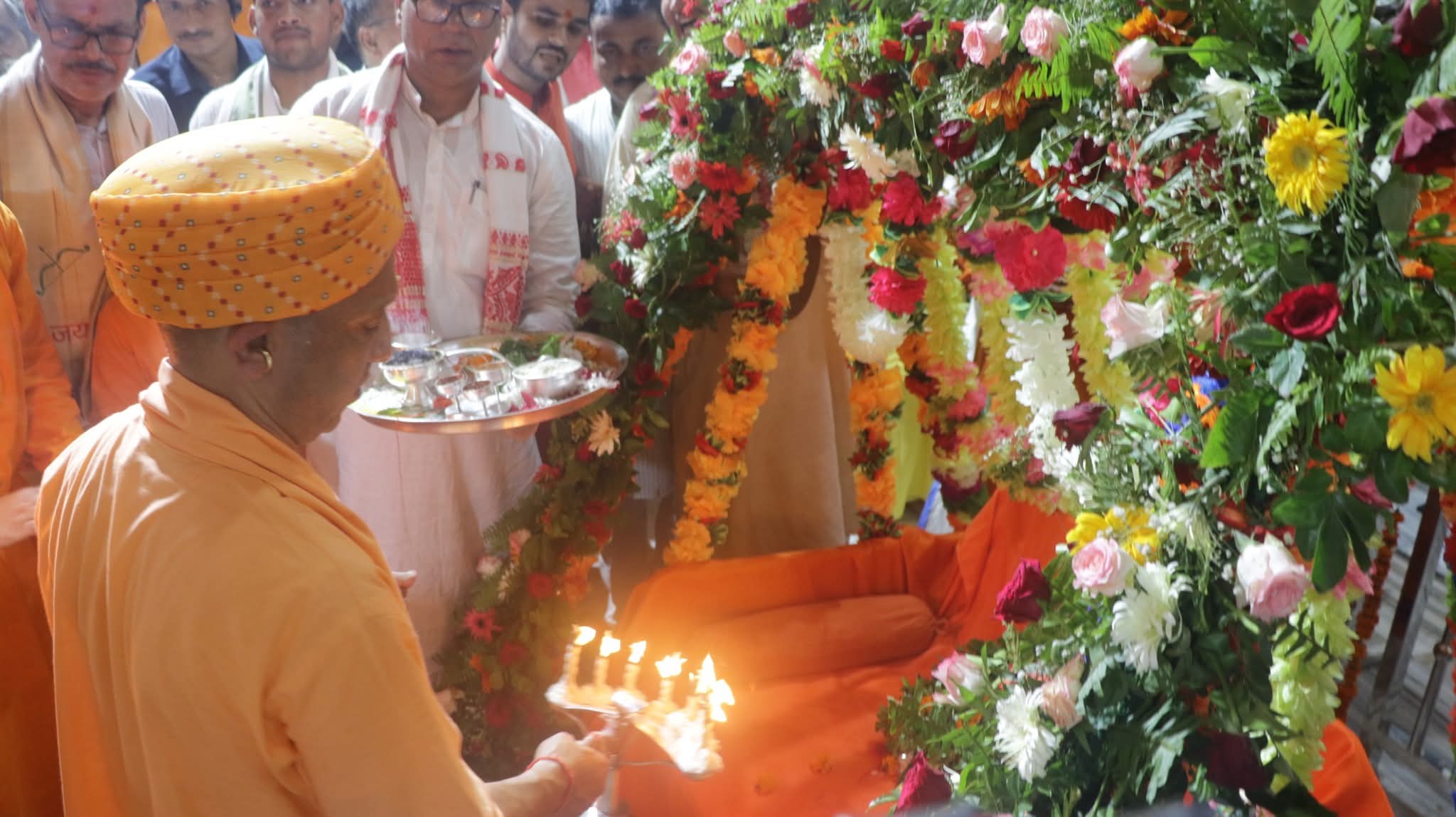 गोरखनाथ मंदिर के गर्भगृह में विधि विधान से की पूजा अर्चना, प्राकट्य के उपरांत प्रभु के लड्डू गोपाल स्वरूप को पालने में झुलाया*