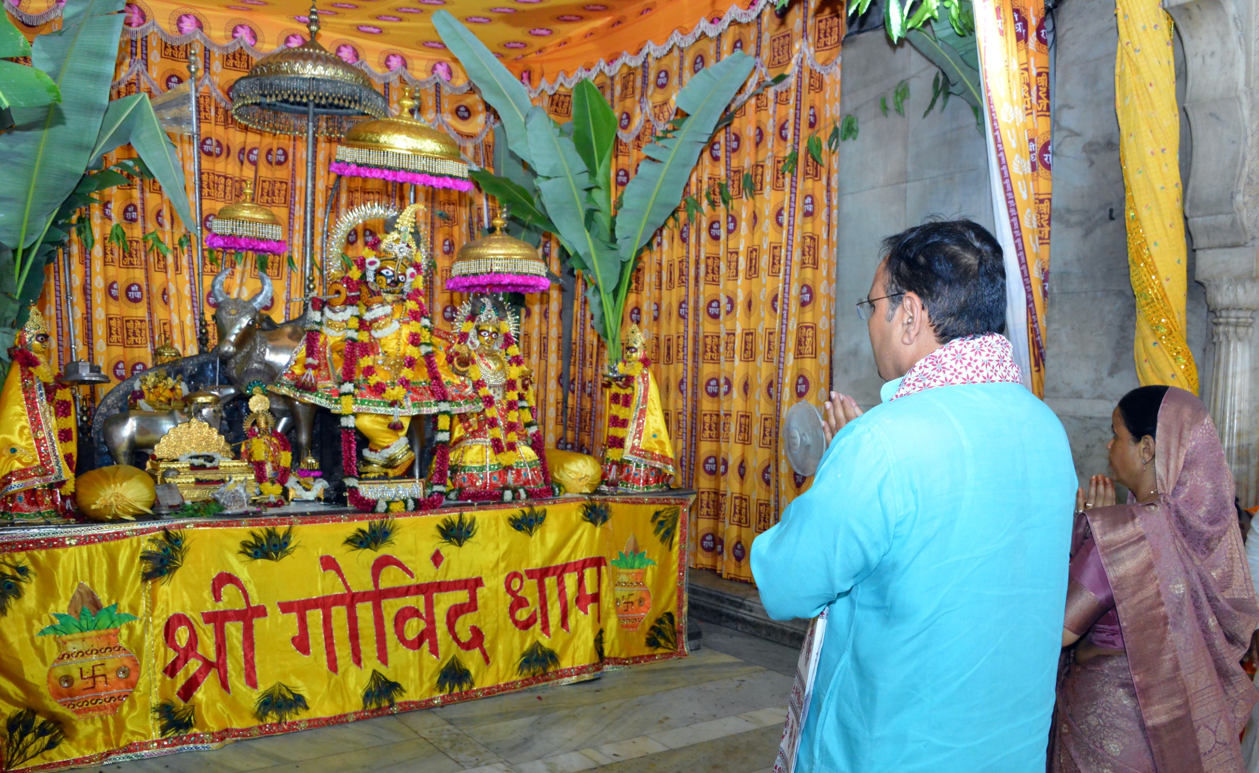 मुख्यमंत्री भजनलाल शर्मा इस्कान मंदिर में पूजा अर्चना करते हुए।
