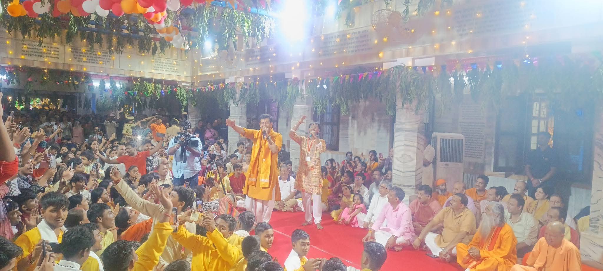 गोरखनाथ मंदिर के गर्भगृह में विधि विधान से की पूजा अर्चना, प्राकट्य के उपरांत प्रभु के लड्डू गोपाल स्वरूप को पालने में झुलाया*