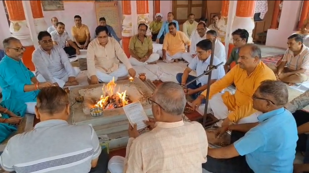 हवन यज्ञ में आहुति देते हुए