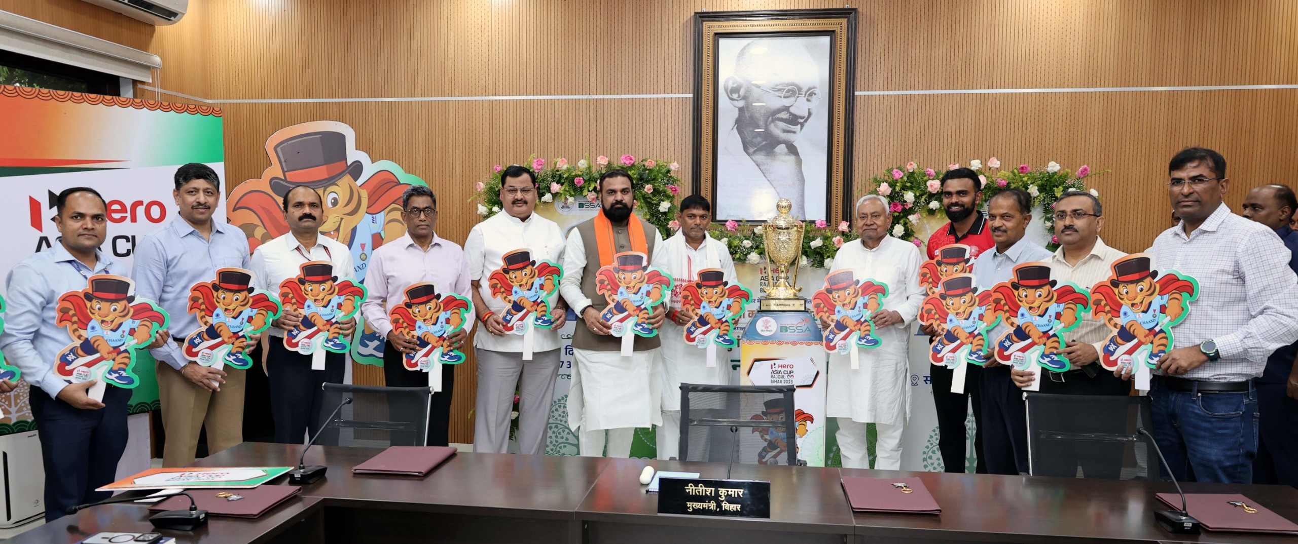 मुख्यमंत्री नीतीश हीरो एशिया कप- 2025 के शुभंकर 'चांद' और ट्रॉफी का अनावरण करते हुए मुख्यमंत्री नीतीश हीरो एशिया कप- 2025 के शुभंकर 'चांद' और ट्रॉफी का अनावरण करते हुए