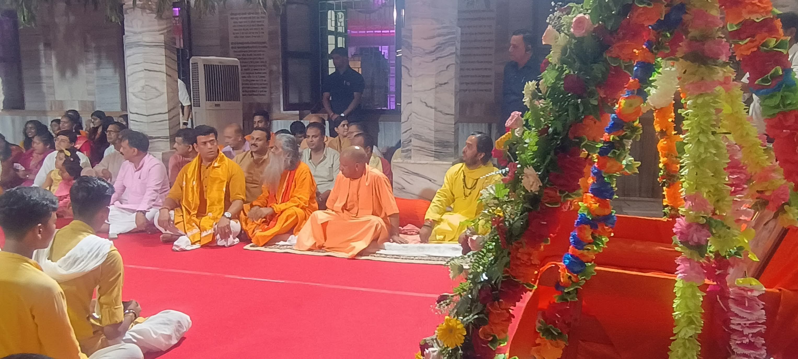 गोरखनाथ मंदिर के गर्भगृह में विधि विधान से की पूजा अर्चना, प्राकट्य के उपरांत प्रभु के लड्डू गोपाल स्वरूप को पालने में झुलाया*