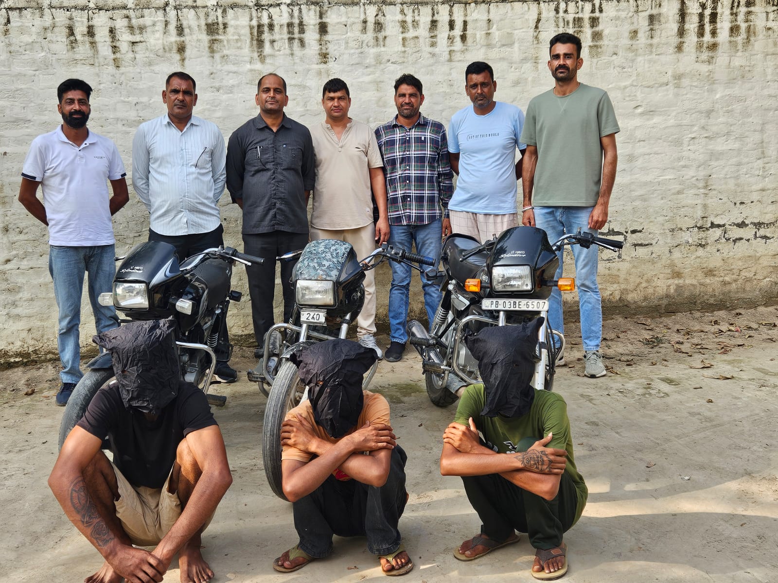 पकड़े गए बाइक चोर गिरोह के सदस्य। पकड़े गए बाइक चोर गिरोह के सदस्य।