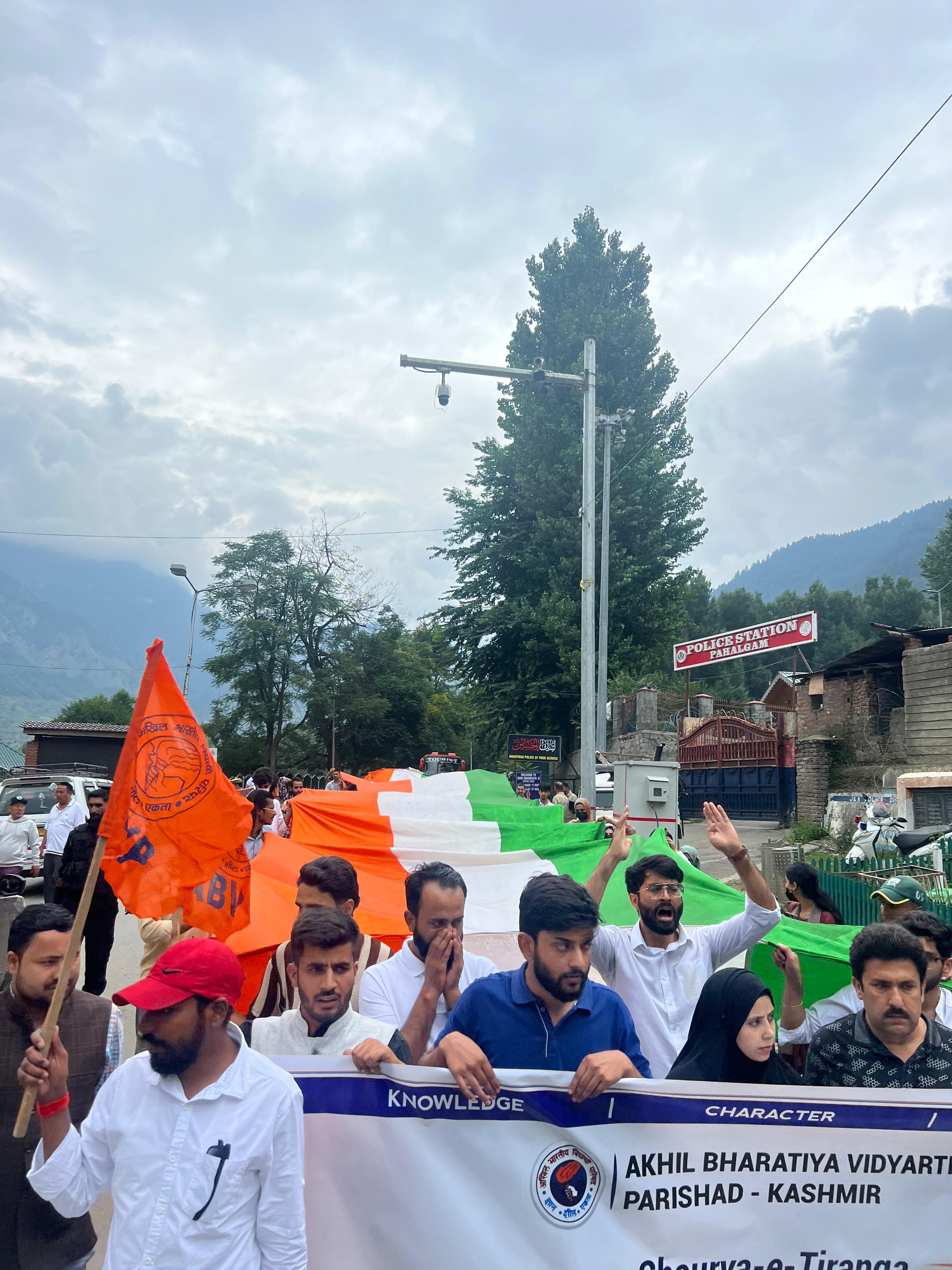 कश्मीर ने पहलगाम में ऐतिहासिक 'शुरुआत-ए-तिरंगा' रैली का आयोजन किया