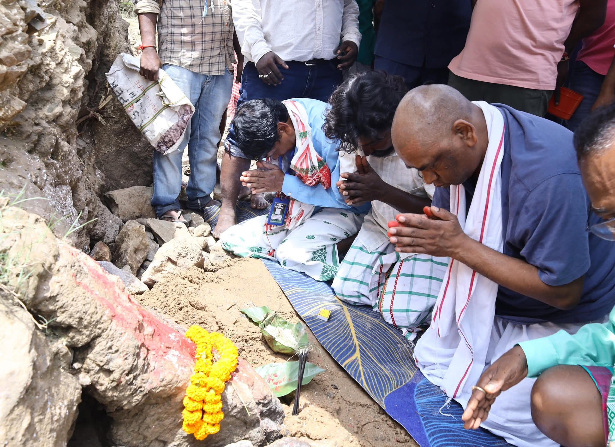 पूजा करते मुख्यमंत्री पूजा करते मुख्यमंत्री