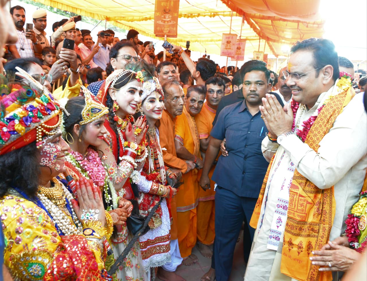 सीएम शर्मा गोविंद देवजी मंदिर में कलाकारों से मुलाकात करते हुए।