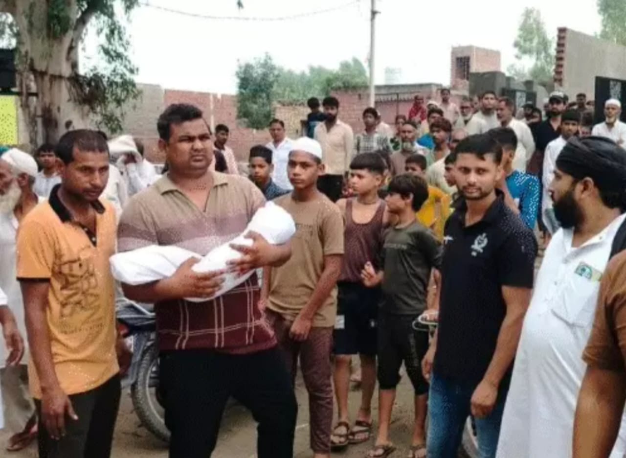 बच्चे के शव को ले जाते परिजन