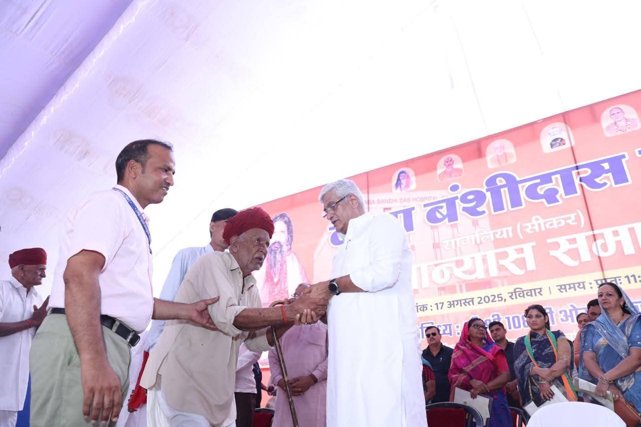 केंद्रीय मंत्री शेखावत सीकर कार्यक्रम के दौरान।