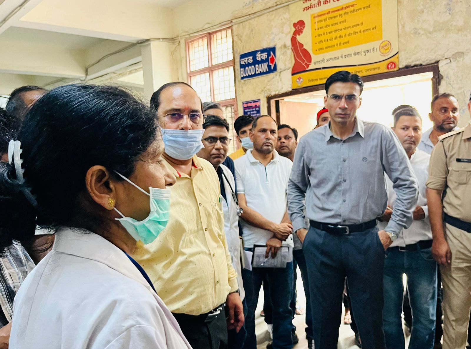 व्यवस्थाओं का जायजा लेते जिलाधिकारी सविनय बंसल।