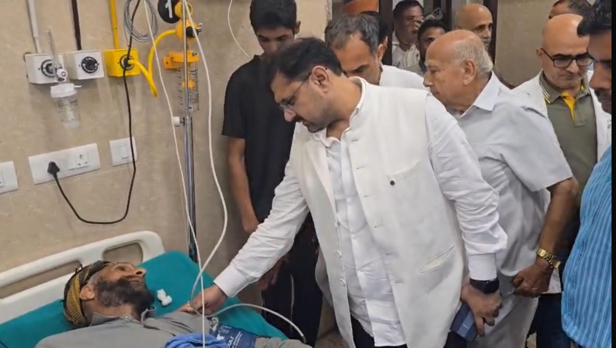 Cabinet Minister Satish Sharma visited GMC Kathua and met the victims