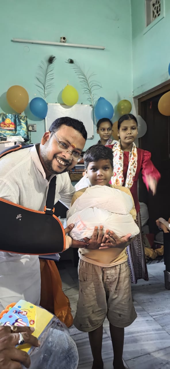 महानगर उपाध्यक्ष अशोक और बच्चे की फोटो महानगर उपाध्यक्ष अशोक और बच्चे की फोटो