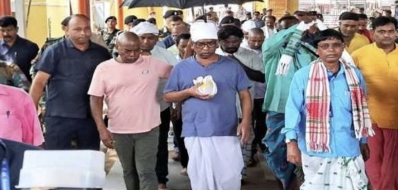 अस्थियों का विसर्जन करने जाते मुख्यमंत्री हेमंत सोरेन अस्थियों का विसर्जन करने जाते मुख्यमंत्री हेमंत सोरेन