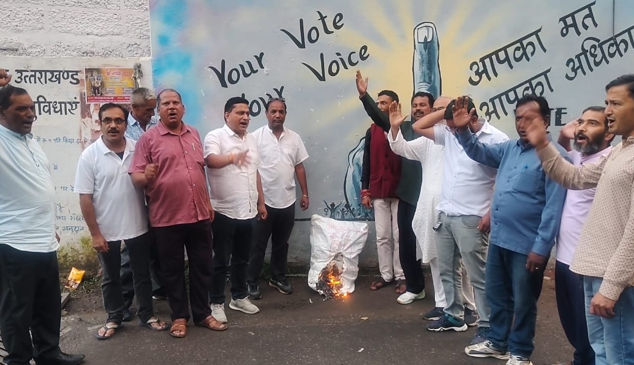 कांग्रेस ने केंद्र व प्रदेश सरकार के खिलाफ किया प्रदर्शन कांग्रेस ने केंद्र व प्रदेश सरकार के खिलाफ किया प्रदर्शन