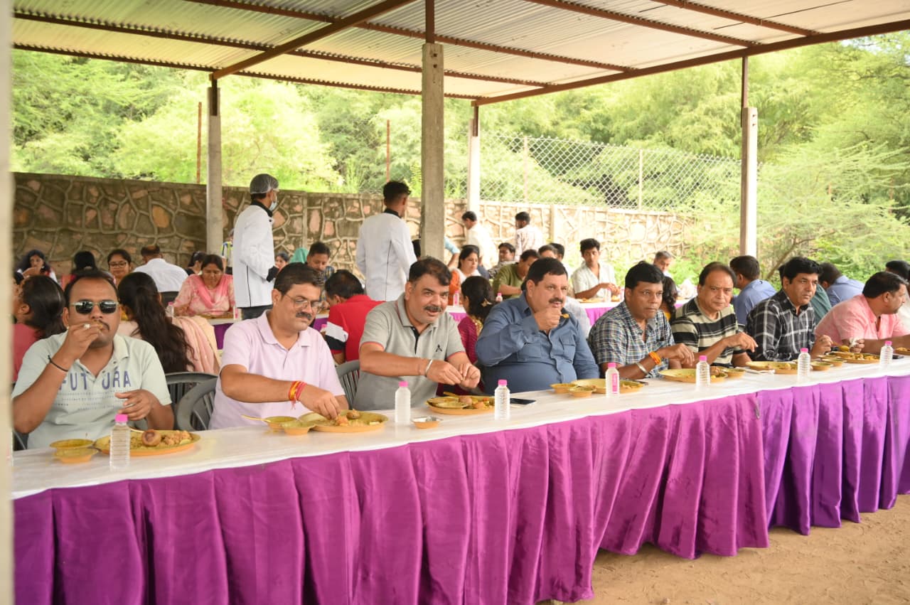 प्राकृतिक सौन्दर्य के बीच क्लब सदस्यों ने गोठ का आनन्द लिया