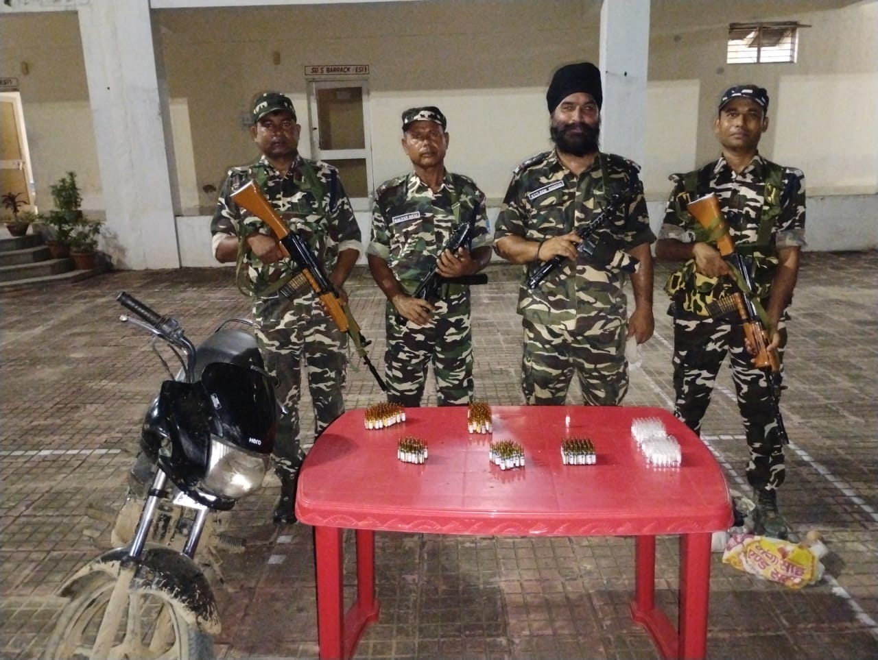 जप्त नशीली इंजेक्शन के साथ एसएसबी की टीम