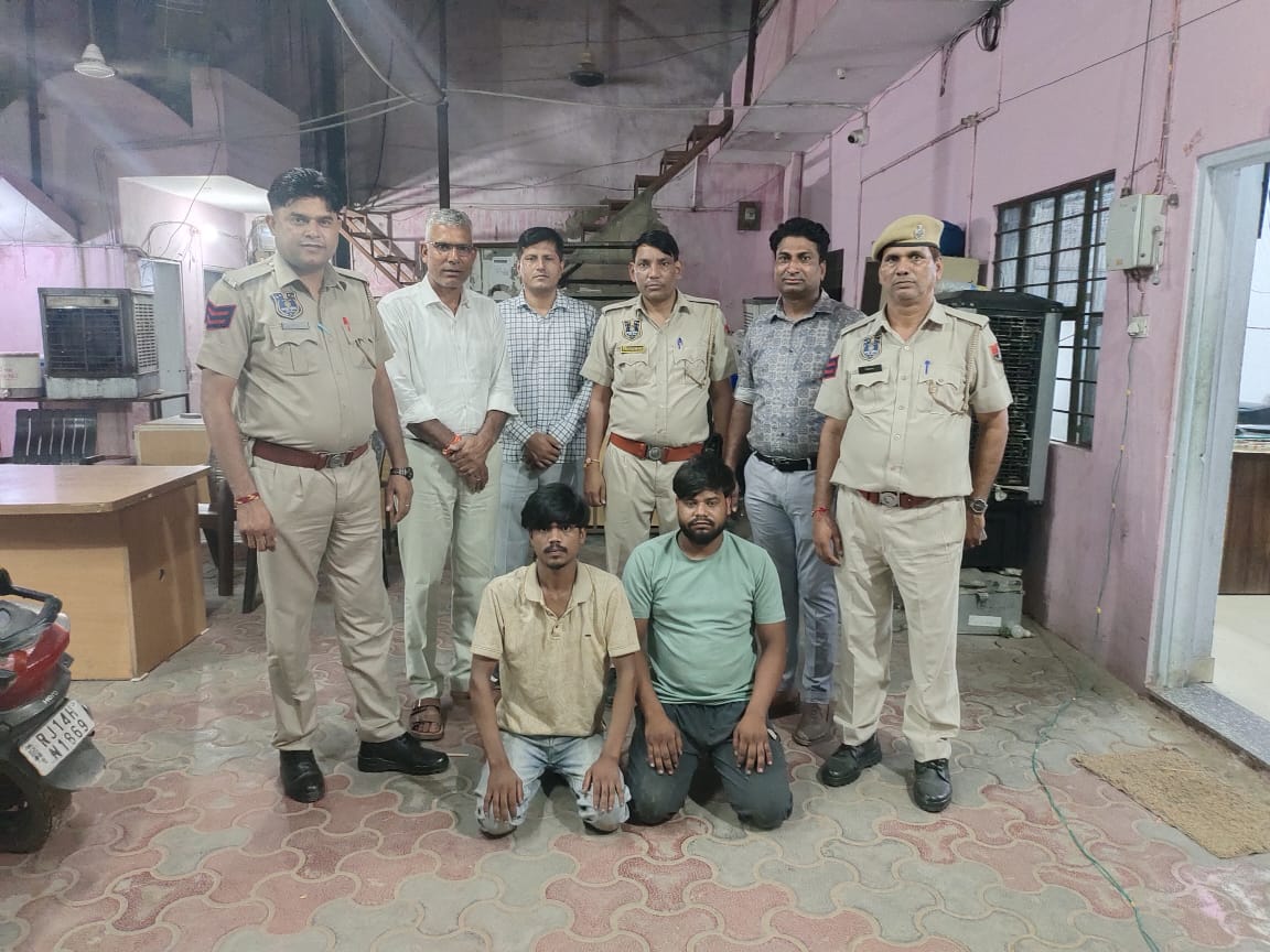 मोबाइल लूट कर बैंक खातों से पैसा निकालने वाली शातिर गैंग के दो बदमाश मेरठ से गिरफ्तार