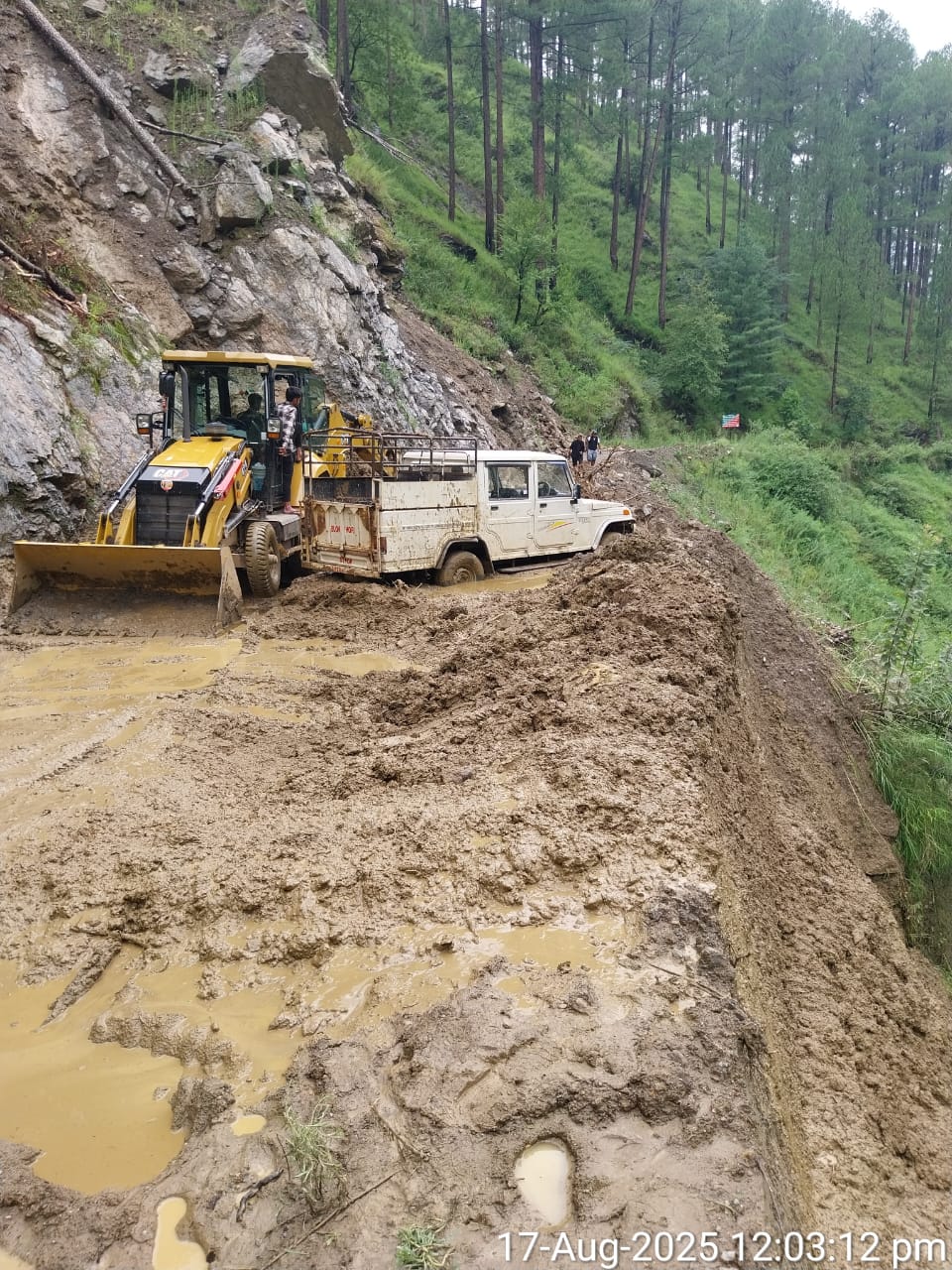 गंगोत्री हाईवे -यमुनोत्री हाईवे समेत दर्जनों ग्रामीण सड़कें  बंद