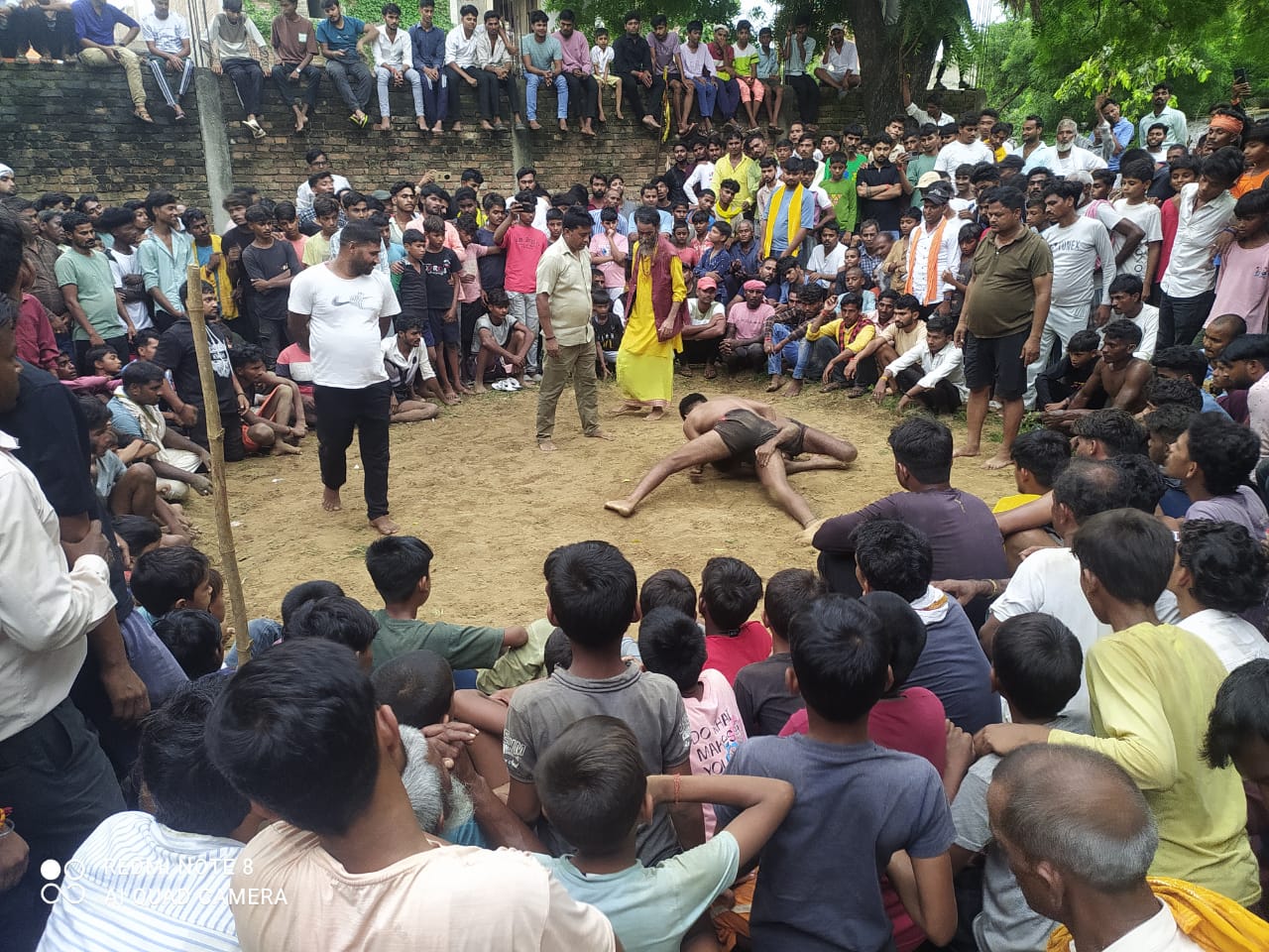 हनुमान मंदिर हलिया के पास दंगल में दाव आजमाते पहलवान