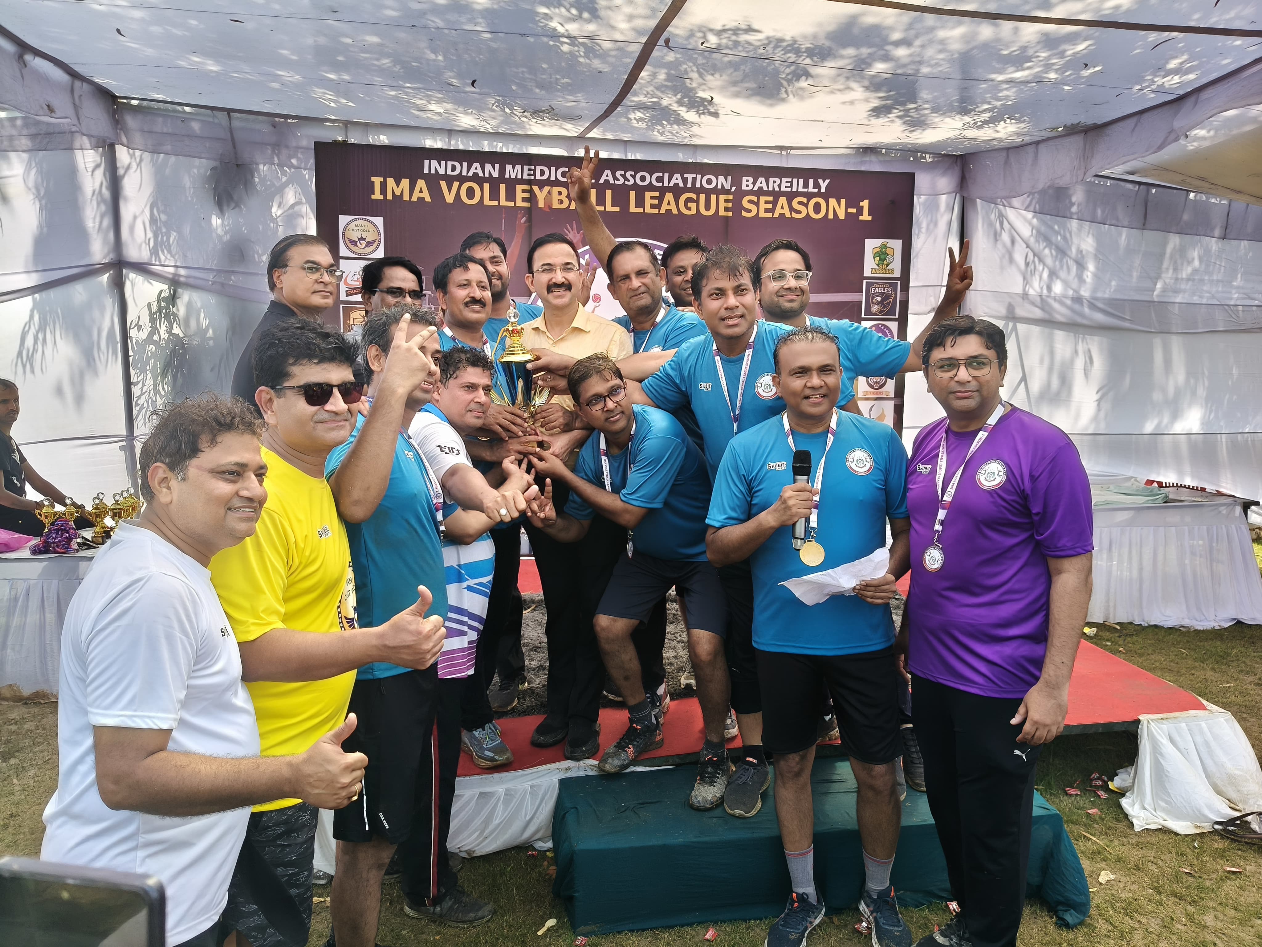 विजेता चंद्रलोक चैलेंजर्स टीम को ट्रॉफी भेंट करते आईएमए पदाधिकारी।